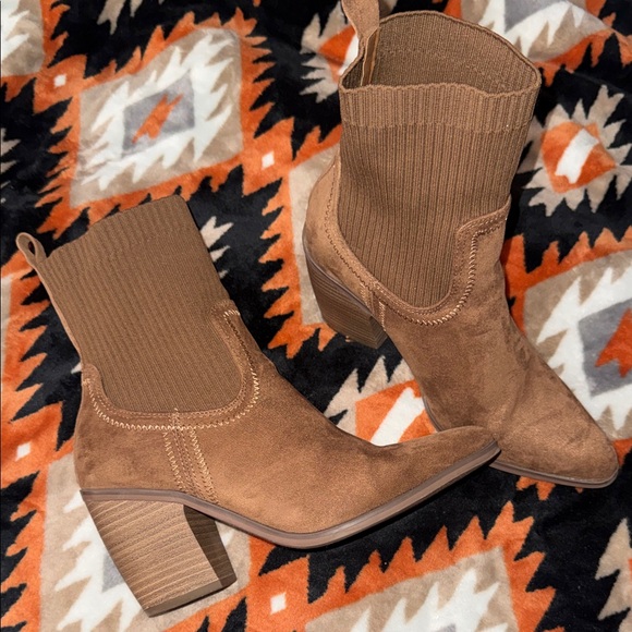 Universal Thread Tan Heeled Boots - Picture 2 of 5